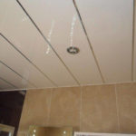 Фото: Потолок из пластика очень удобен при неровном потолке и не требует затрат на выравнивание потолка
