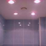 Фото: Освещение ванной комнаты потолочными светильниками