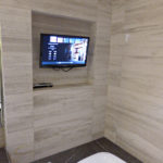 Фото: Когда будете выбирать телевизор в ванную не забывайте про то что он должен быть влагоустойчив