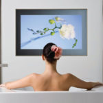 Фото: С телевизором в ванной комнате вы сможете по настоящему расслабиться в ванной