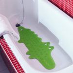 Фото: Коврик для ванной в виде крокодила