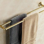 Фото: Настенная золотая вешалка для полотенец