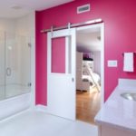 Белая дверь в розовой ванной