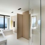 Фото: Светлая ванная с панорамным окном
