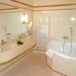 Фото: Бежевая ванная комната с угловой ванной