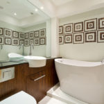 Фото: Большая ванная комната с необычной керамической ванной