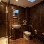 Фото: Большая коричневая ванная комната