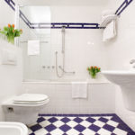 Фото: Ванная комната 5 кв м бело-фиолетовая