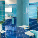 Фото: Голубая ванная комната с душевой кабиной