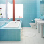 Фото: Голубая ванная комната с окном