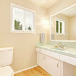 Фото: Дизайн светлой ванной комнаты с мебелью