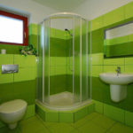 Фото: Зеленая ванная комната с окном
