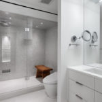 Фото: Необычный дизайн светлой ванной комнаты