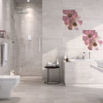 Фото: Светлая ванная комната с цветами