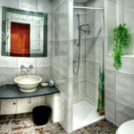 Фото: Серая ванная комната с живыми цветами