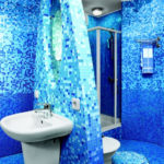 Фото: Синяя ванная комната из плитки мозайки